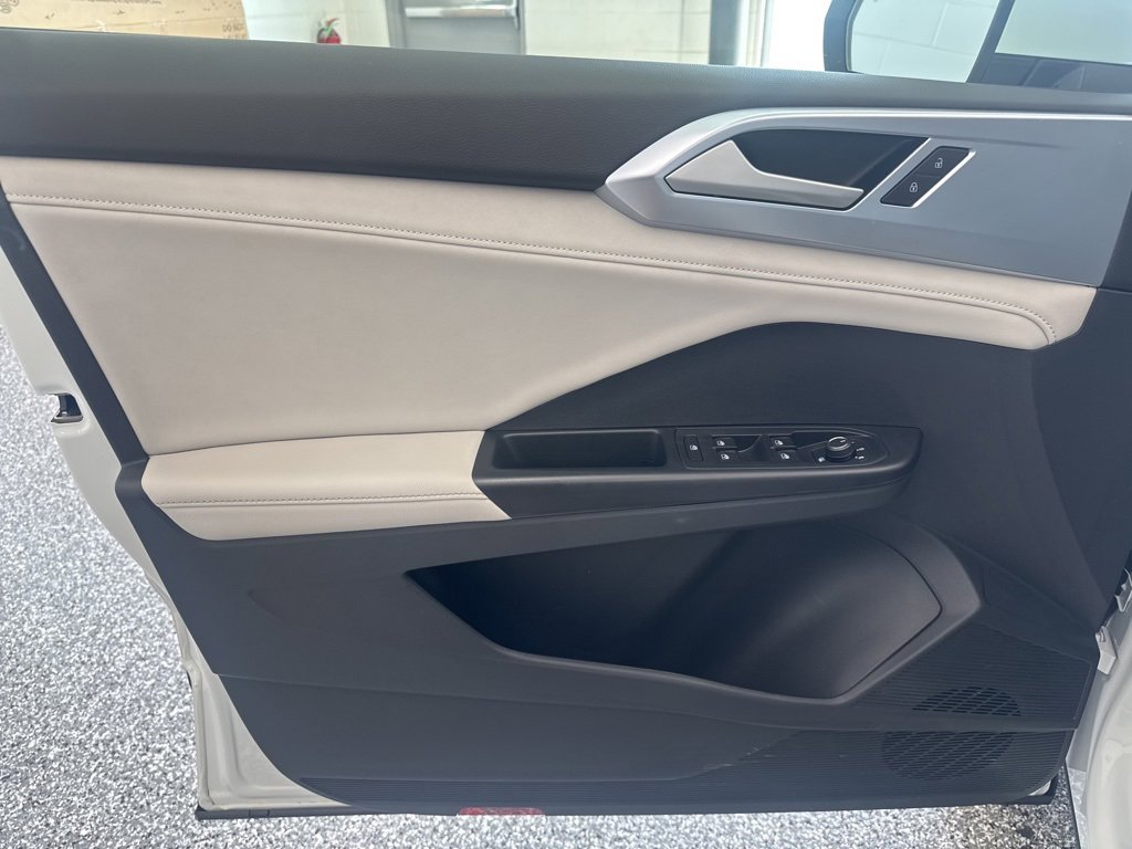 Certified 2025 Volkswagen Taos SE image 12
