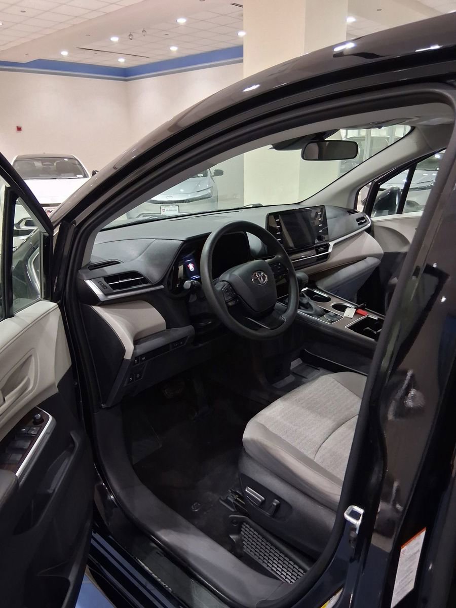 Used 2022 Toyota Sienna LE image 15