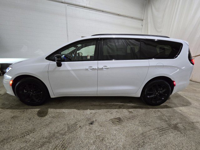 New 2026 Chrysler Pacifica Limited w/ S Appearance Package image 3