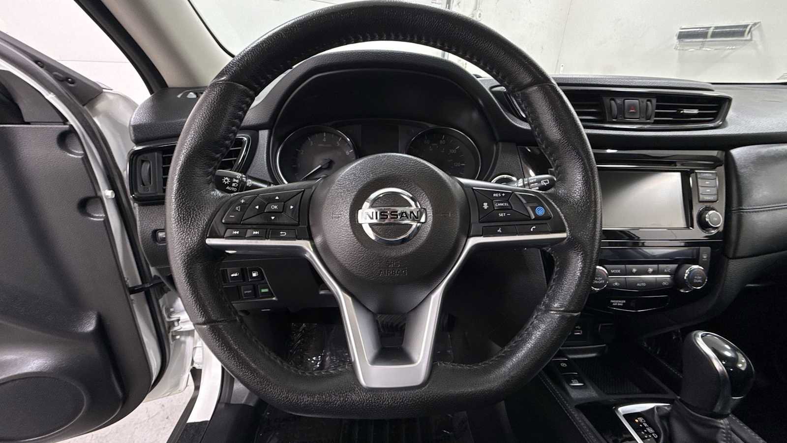 Used 2020 Nissan Rogue SL w/ Premium Package image 16