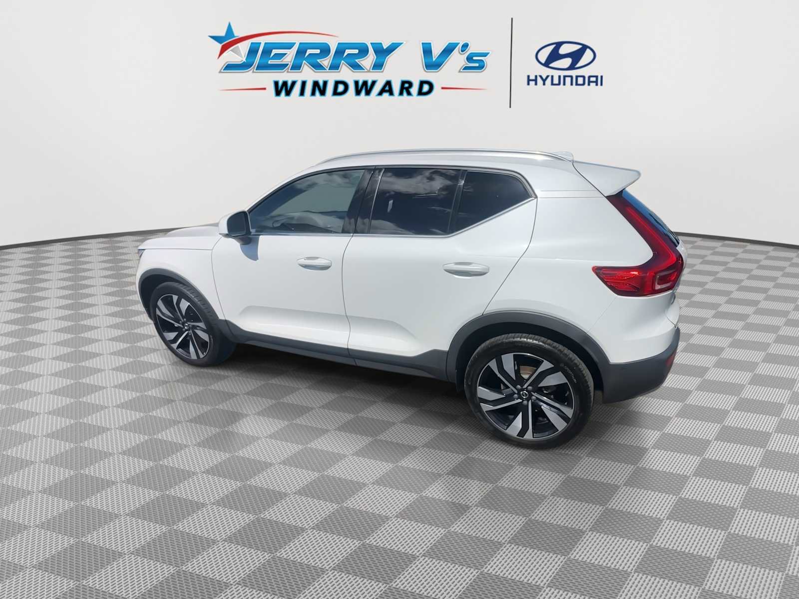 Used 2023 Volvo XC40 B4 Plus w/ Driver Assist Package image 5