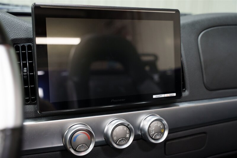Used 2004 Chevrolet SSR w/ Preferred Equipment Group RWD image 19