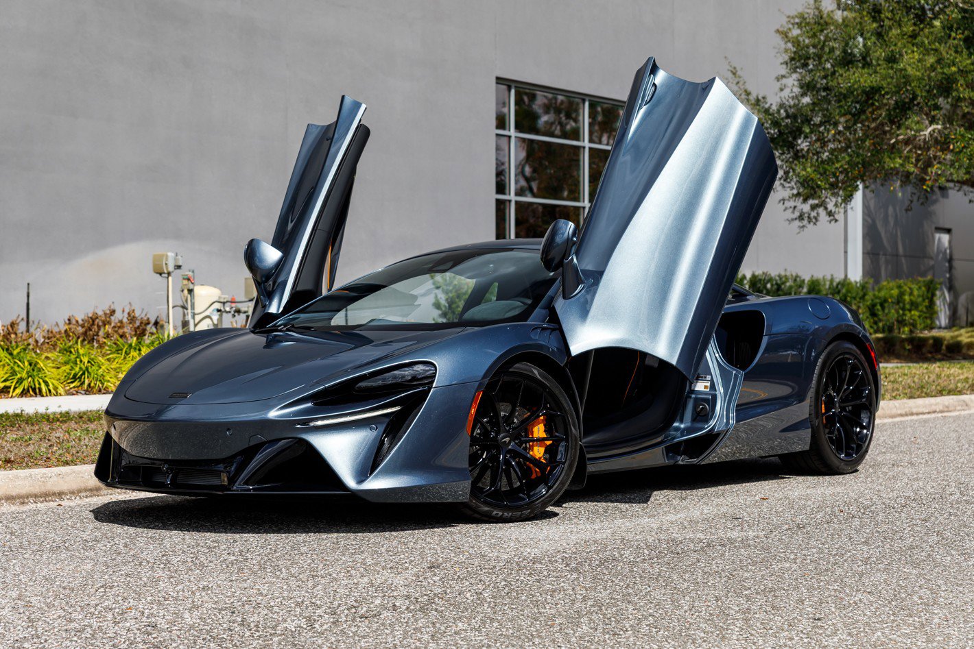 Used 2026 McLaren Artura RWD image 33