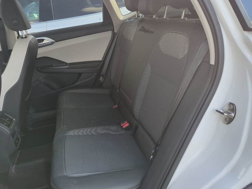 Used 2025 Volkswagen Taos SE w/ Panoramic Sunroof Package FWD image 6