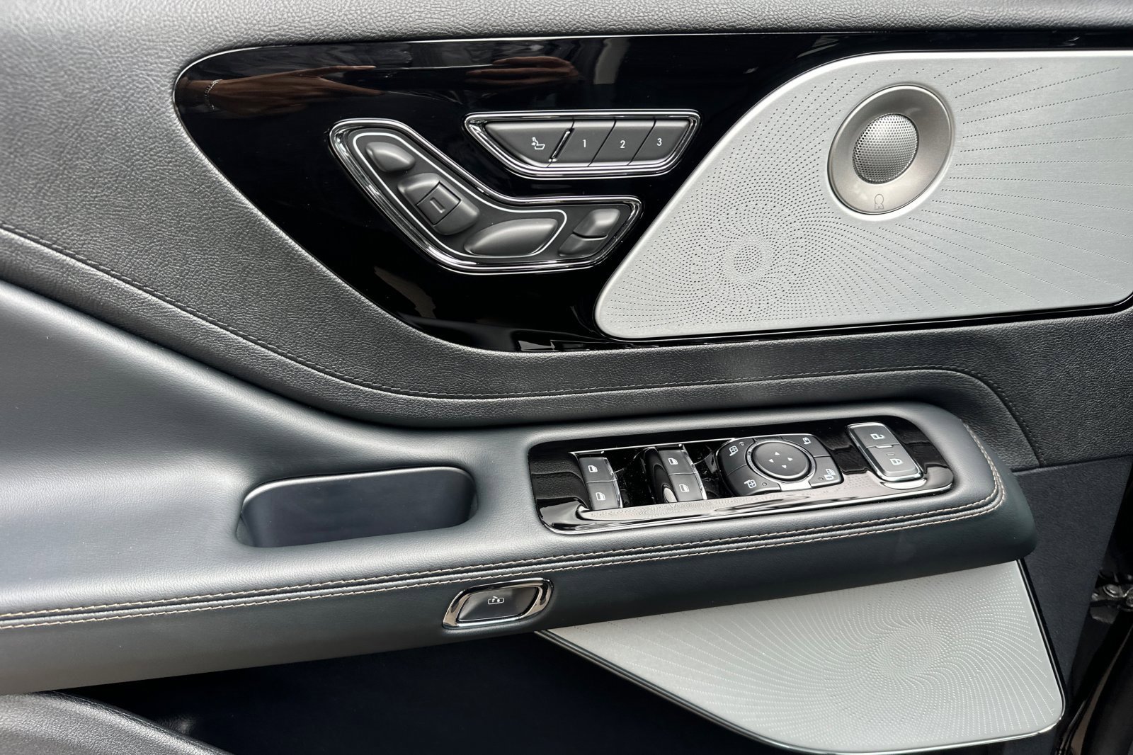 New 2025 Lincoln Aviator Reserve w/ Luxury Package image 10