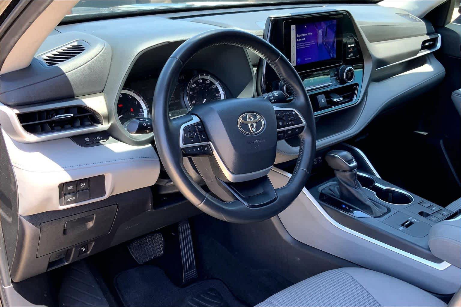 Used 2023 Toyota Highlander LE FWD image 17