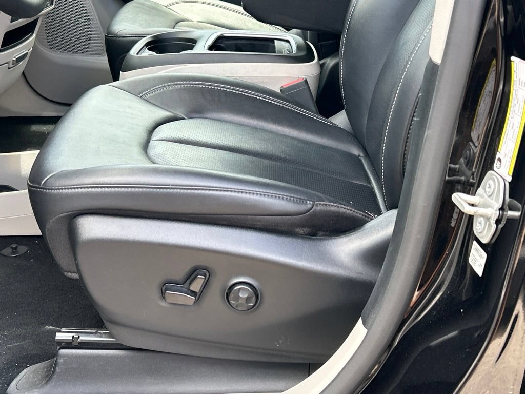 Used 2024 Chrysler Pacifica Touring-L FWD image 16