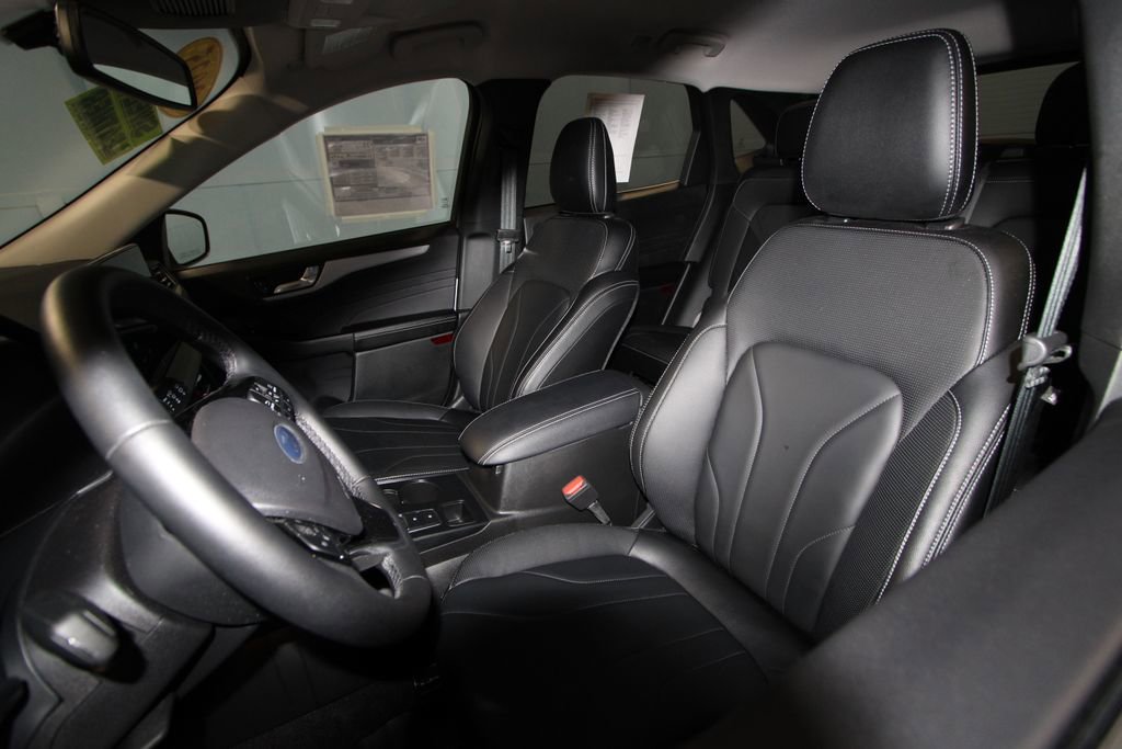 Used 2025 Ford Escape Platinum w/ Premium Technology Package image 4