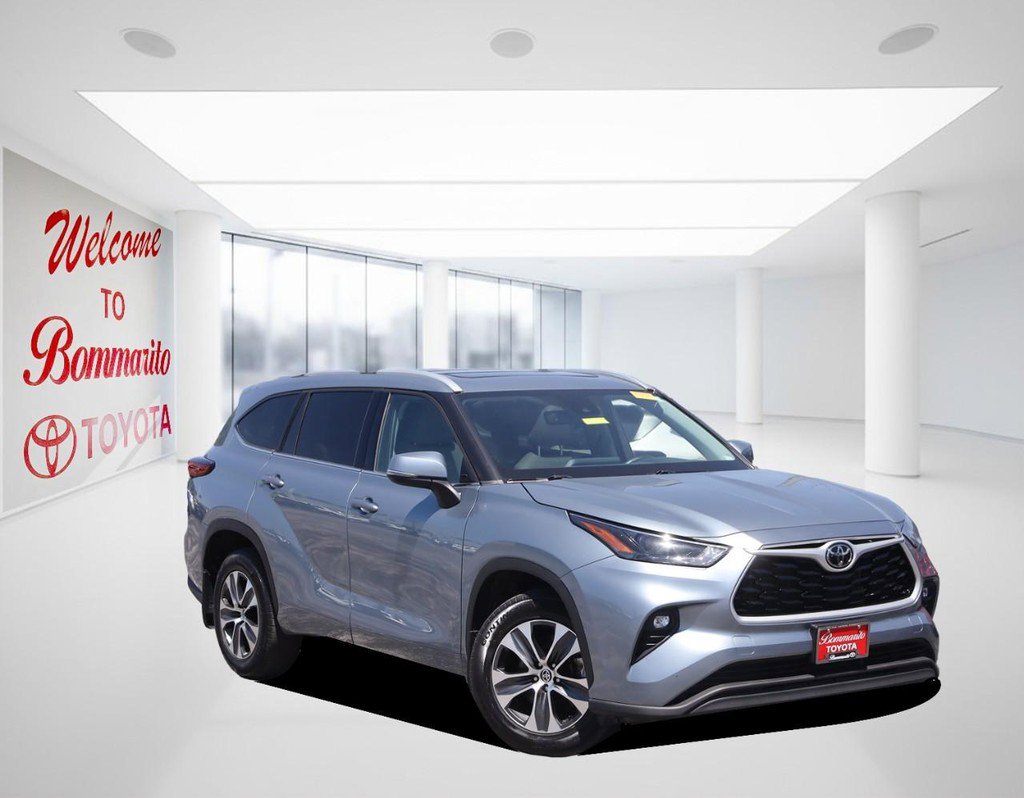 Used 2022 Toyota Highlander XLE AWD/4WD image 2