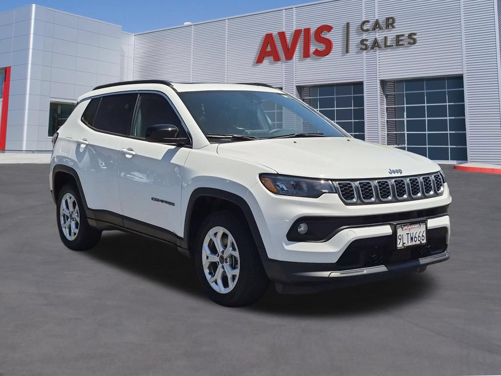 Used 2025 Jeep Compass Latitude w/ Sun & Sound Group AWD/4WD image 3