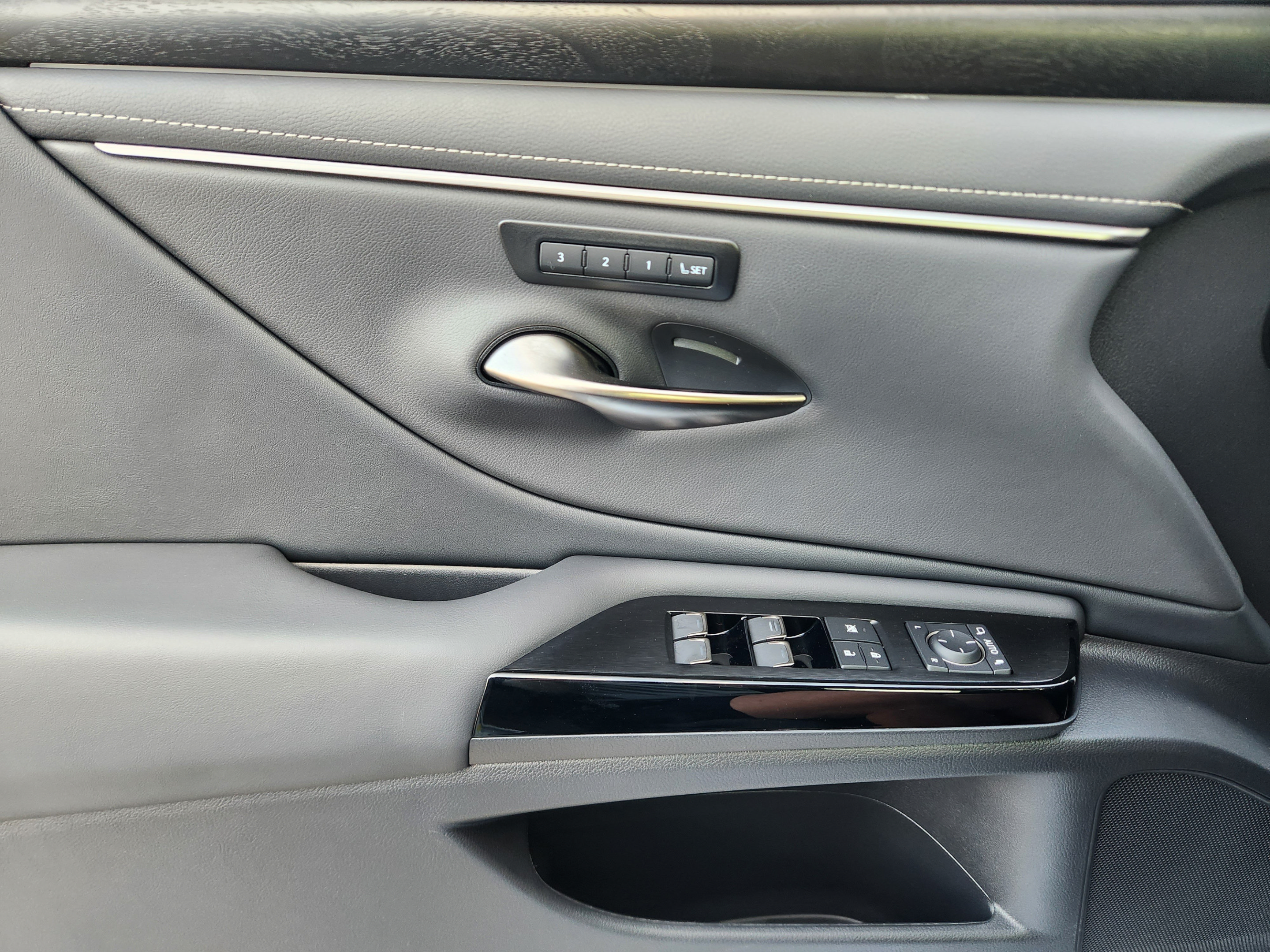 Certified 2025 Lexus ES 350 w/ Premium Package FWD image 18