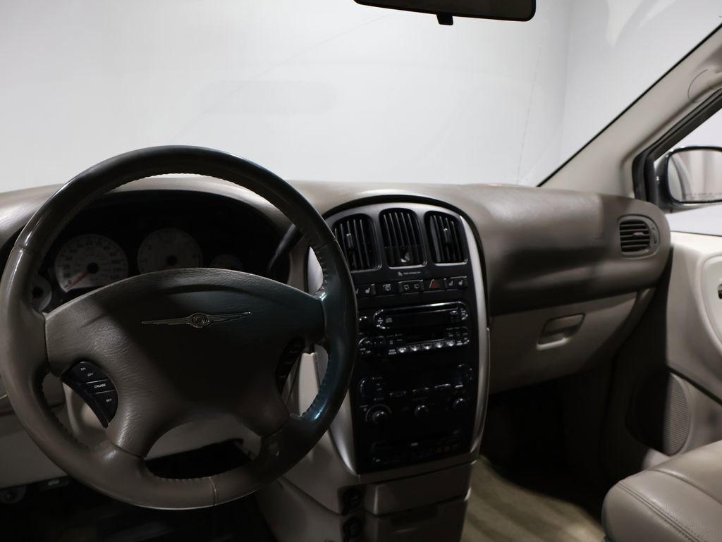 Used 2007 Chrysler Town & Country Touring image 16