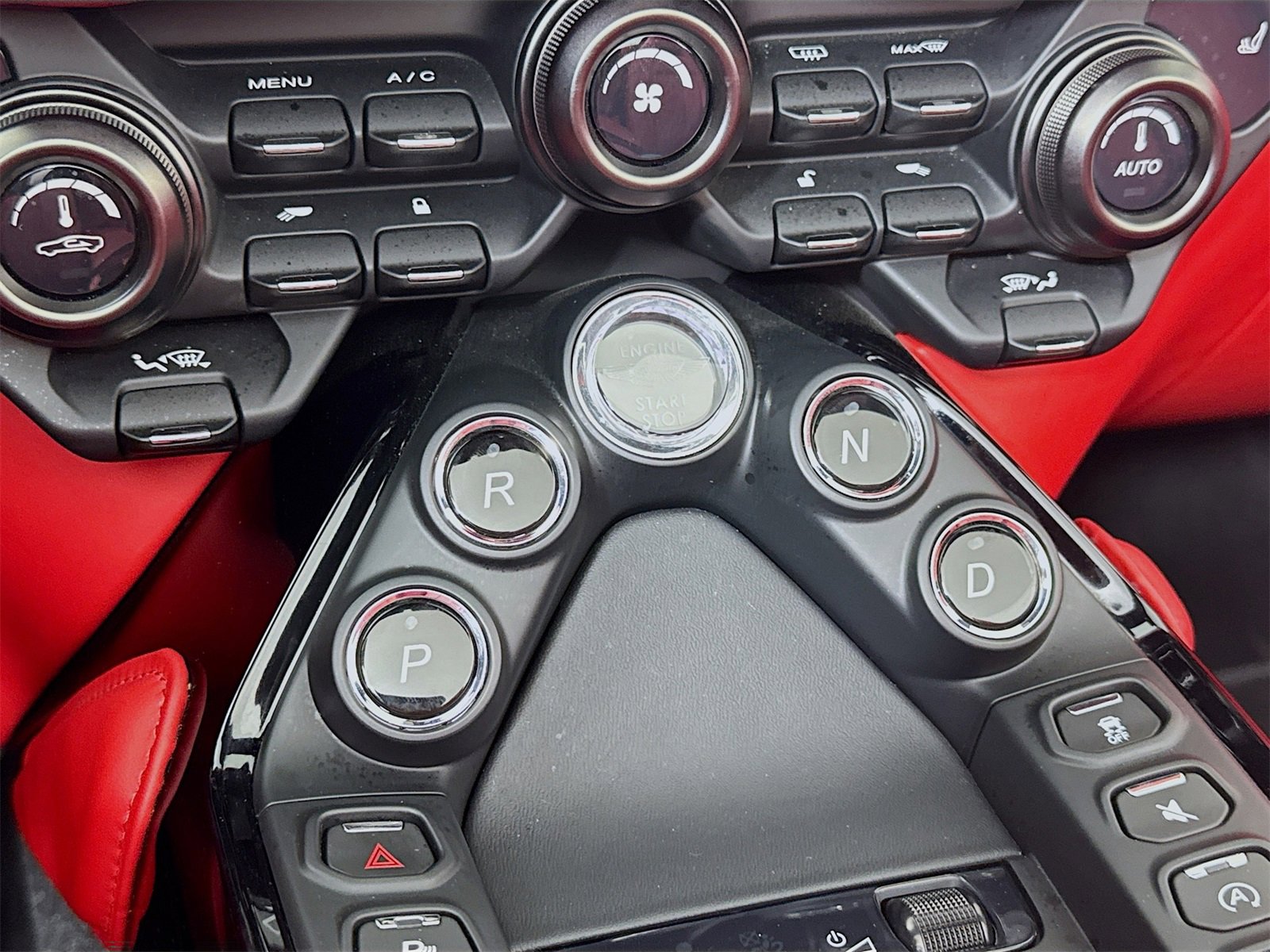 Used 2022 Aston Martin V8 Vantage Roadster image 14
