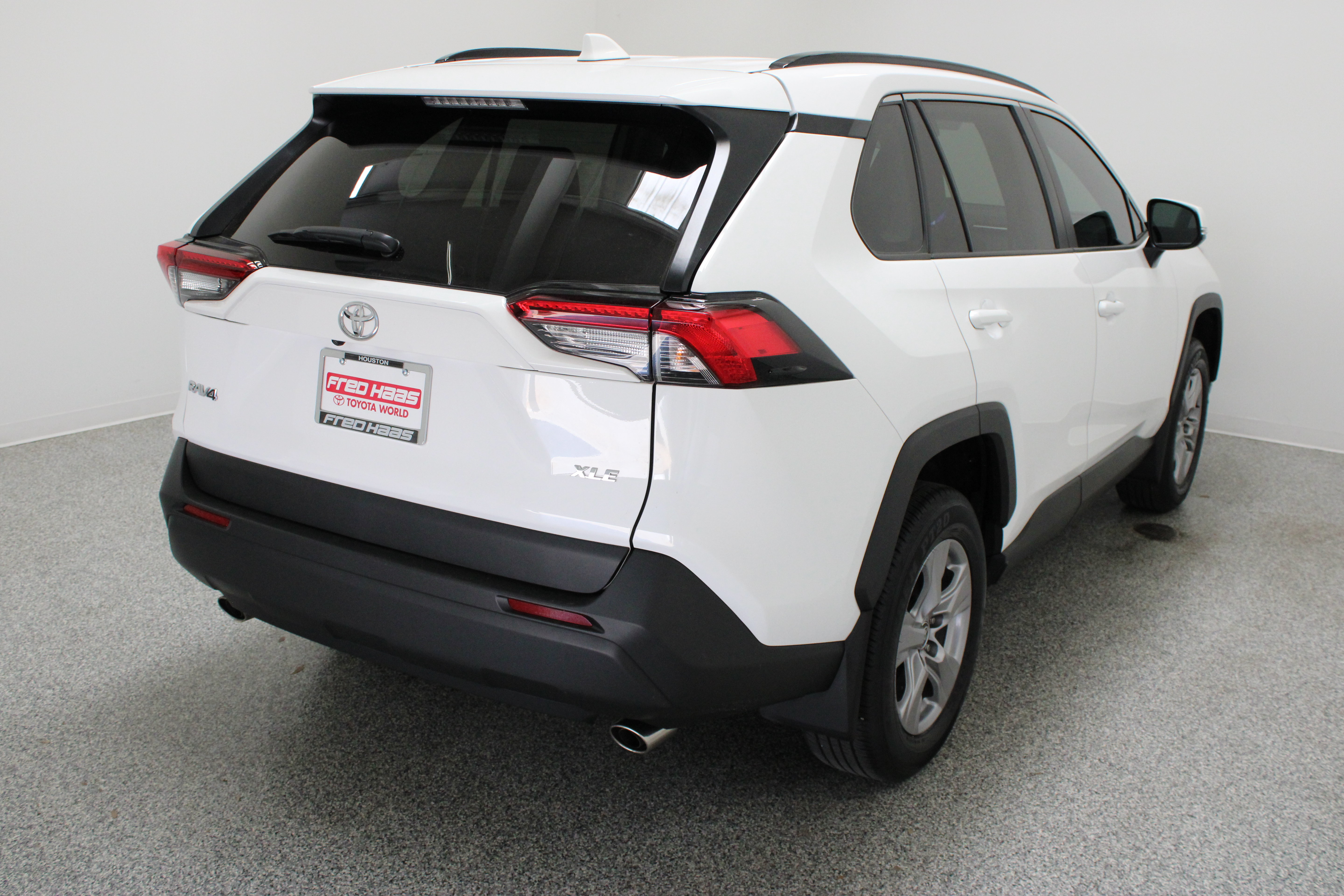 Used 2025 Toyota RAV4 XLE w/ Convenience Package FWD image 7