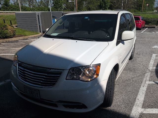 Used 2013 Chrysler Town & Country Touring FWD image 3