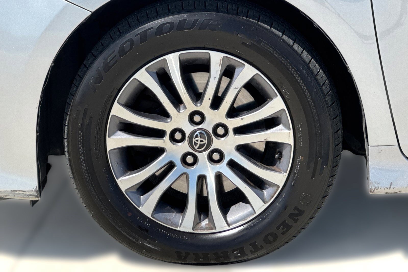 Used 2018 Toyota Sienna XLE FWD image 11