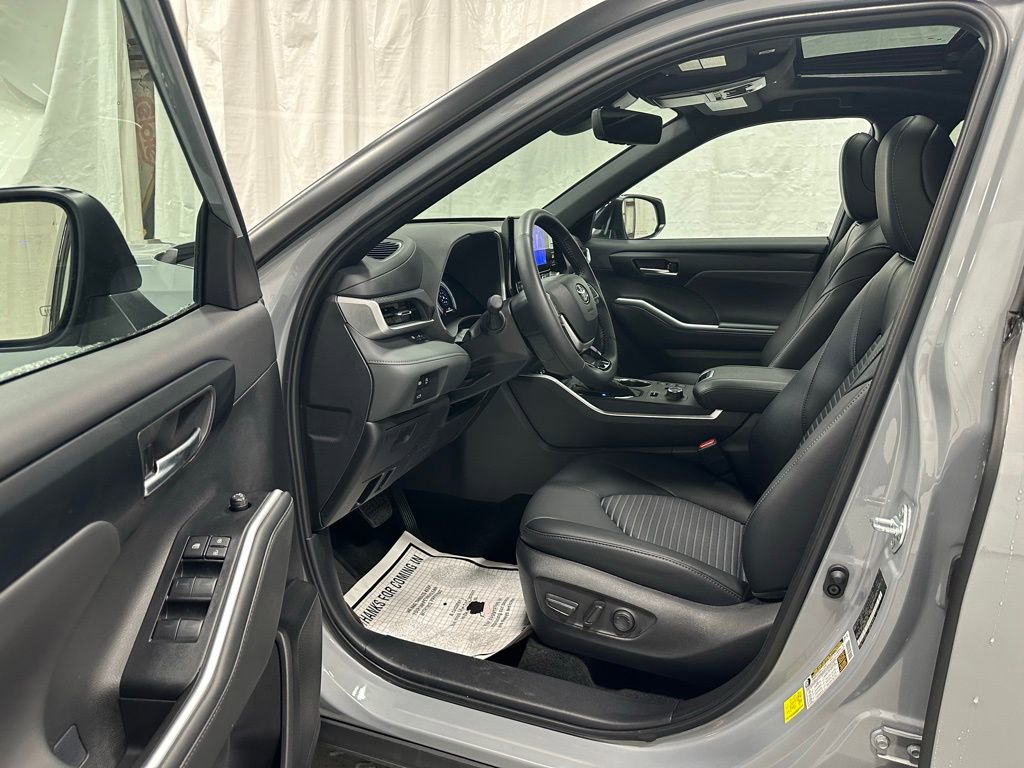 Used 2025 Toyota Highlander XSE image 9
