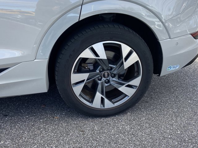 Used 2022 Audi e-tron Premium w/ Convenience Plus Package image 10