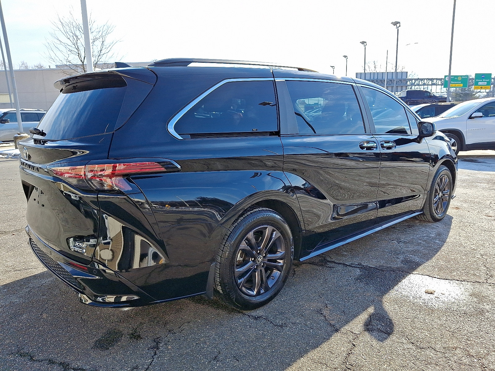 Used 2024 Toyota Sienna XSE w/ XSE Plus Package image 4