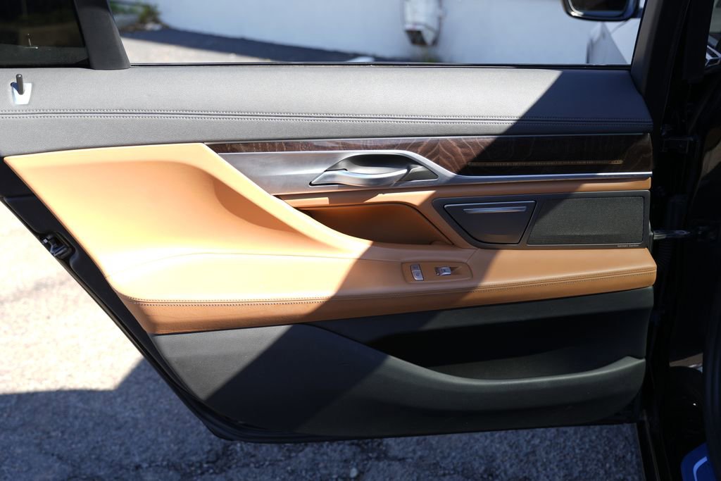 Used 2020 BMW 750i xDrive w/ Cold Weather Package image 29