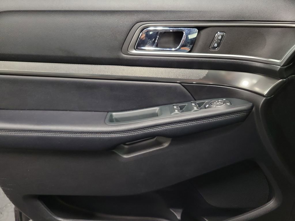Used 2018 Ford Explorer XLT image 21