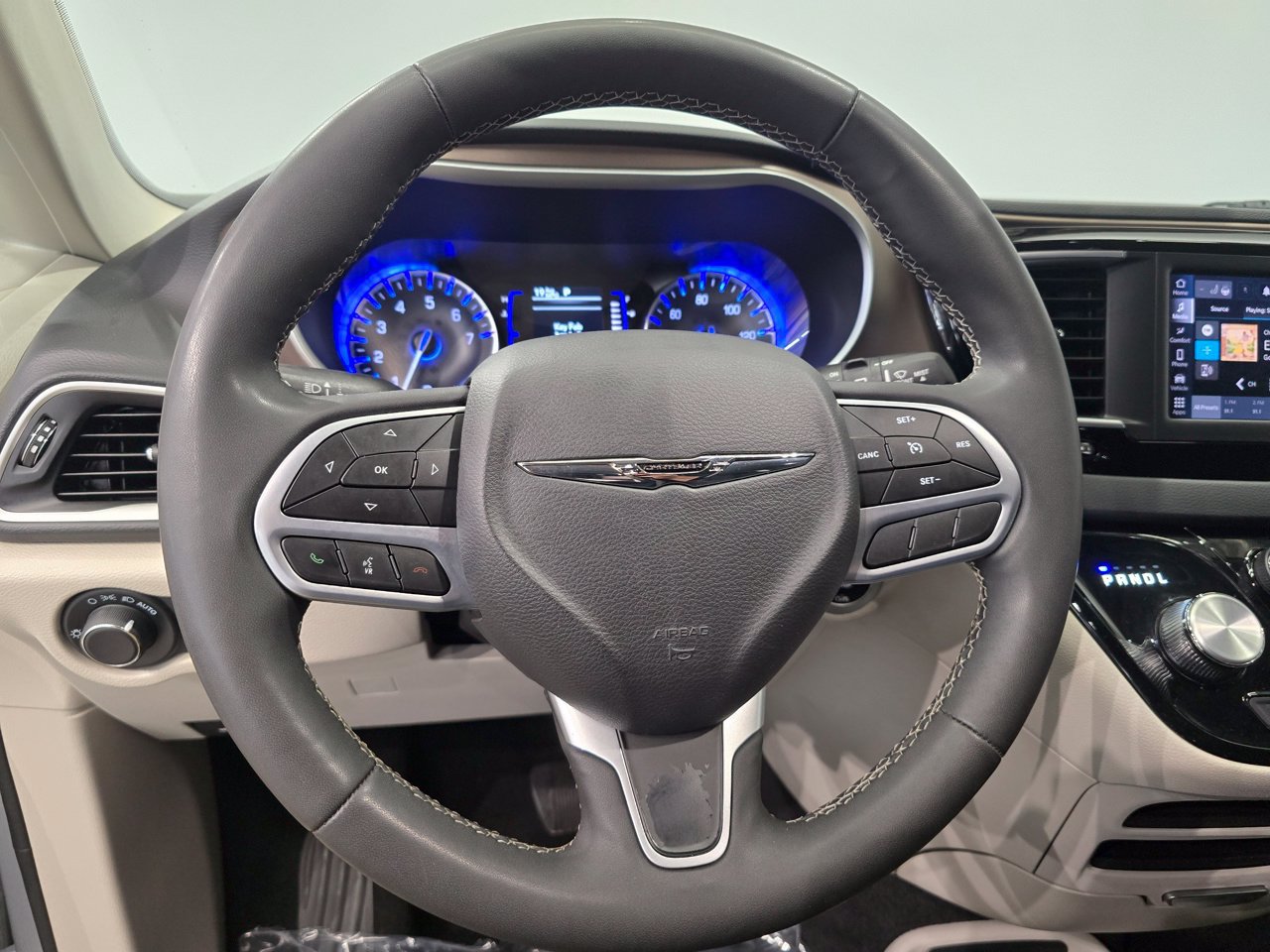 Used 2023 Chrysler Voyager LX FWD image 14