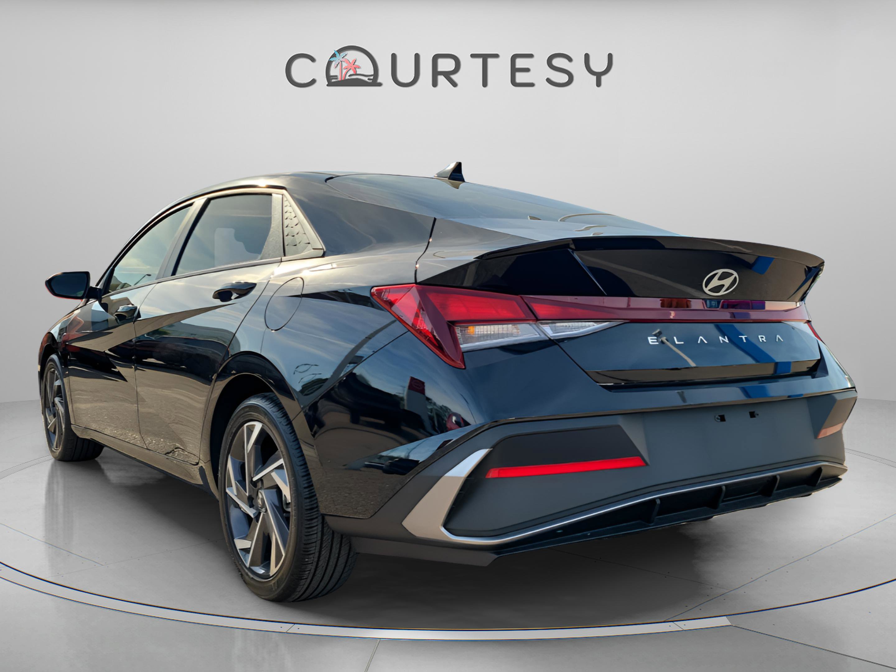 Used 2025 Hyundai Elantra Sport image 2