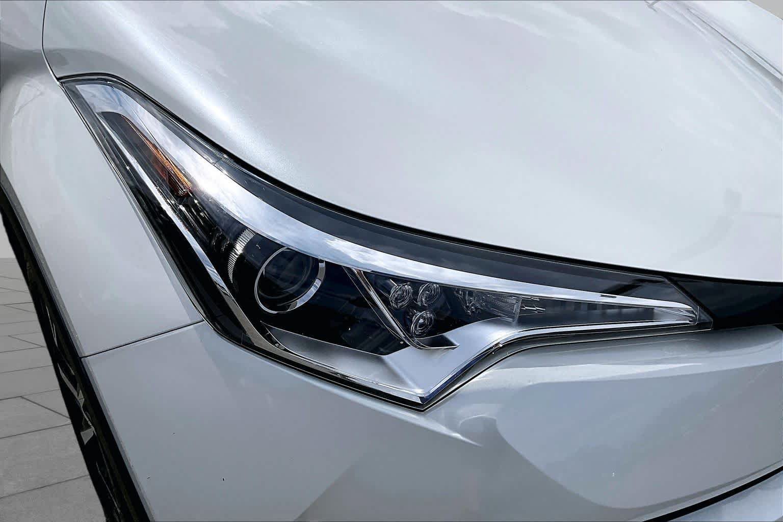 Used 2019 Toyota C-HR XLE FWD image 27