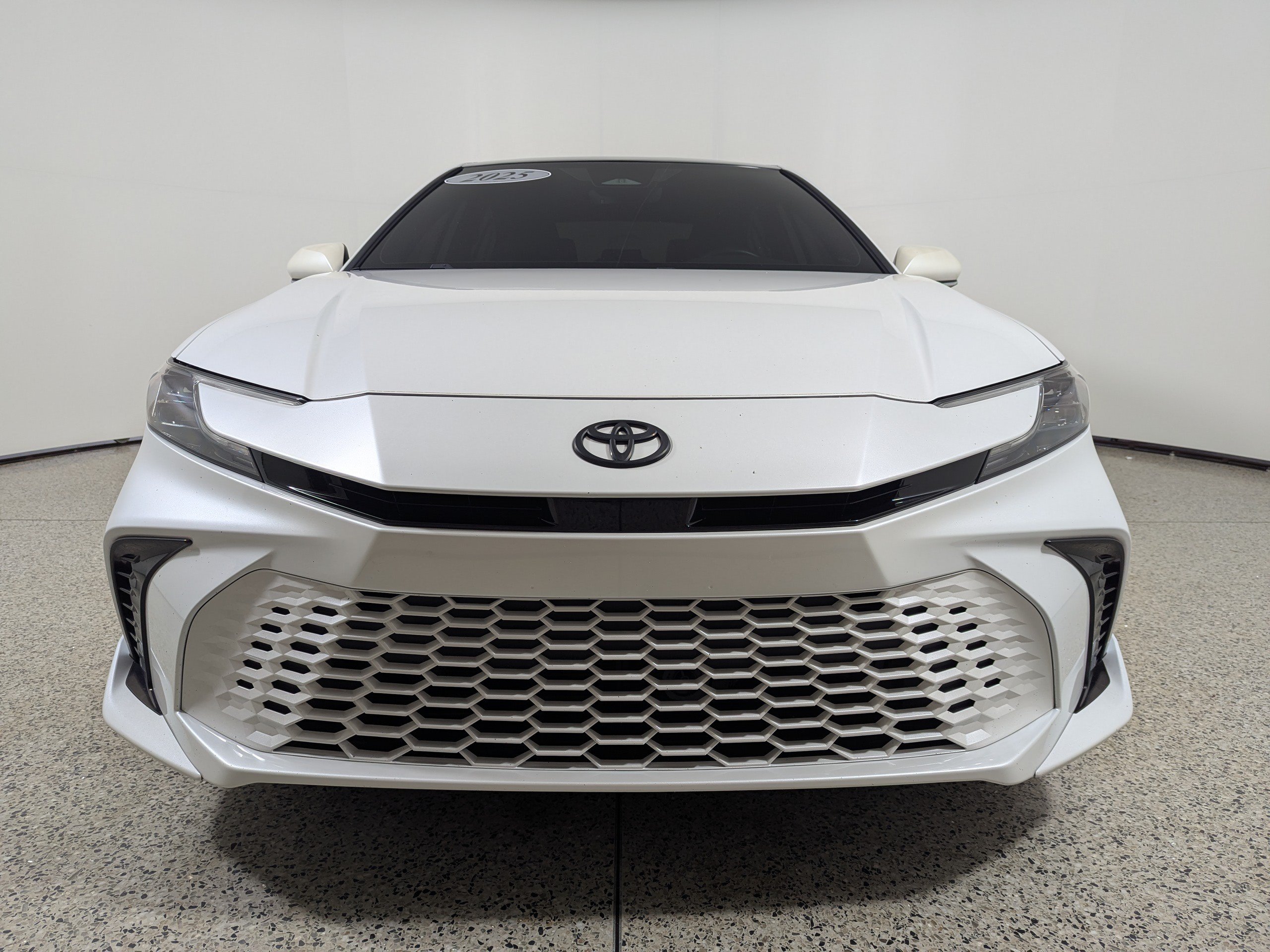 Used 2025 Toyota Camry XSE FWD image 2