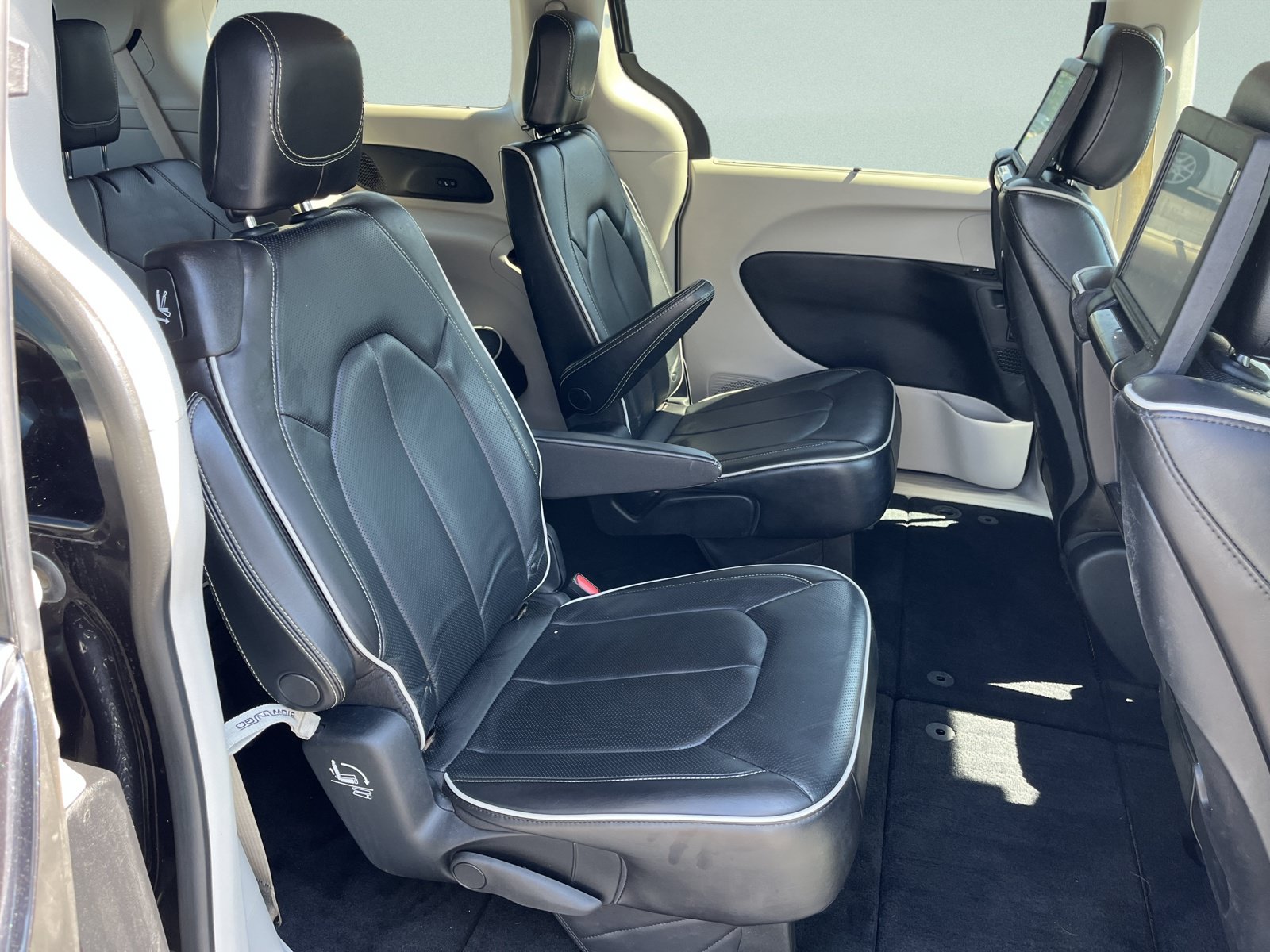 Used 2021 Chrysler Pacifica Limited w/ Uconnect Theater Family Group AWD/4WD image 30