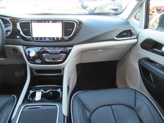 Used 2024 Chrysler Pacifica Limited image 14