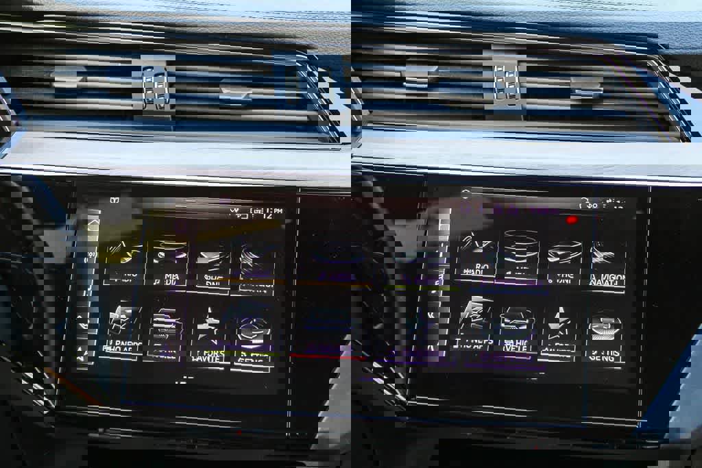 Used 2024 Audi Q8 e-tron Premium Plus w/ Premium Plus Package image 13