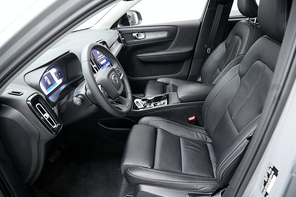 Certified 2024 Volvo XC40 B5 Plus w/ Protection Package Premier AWD/4WD image 17