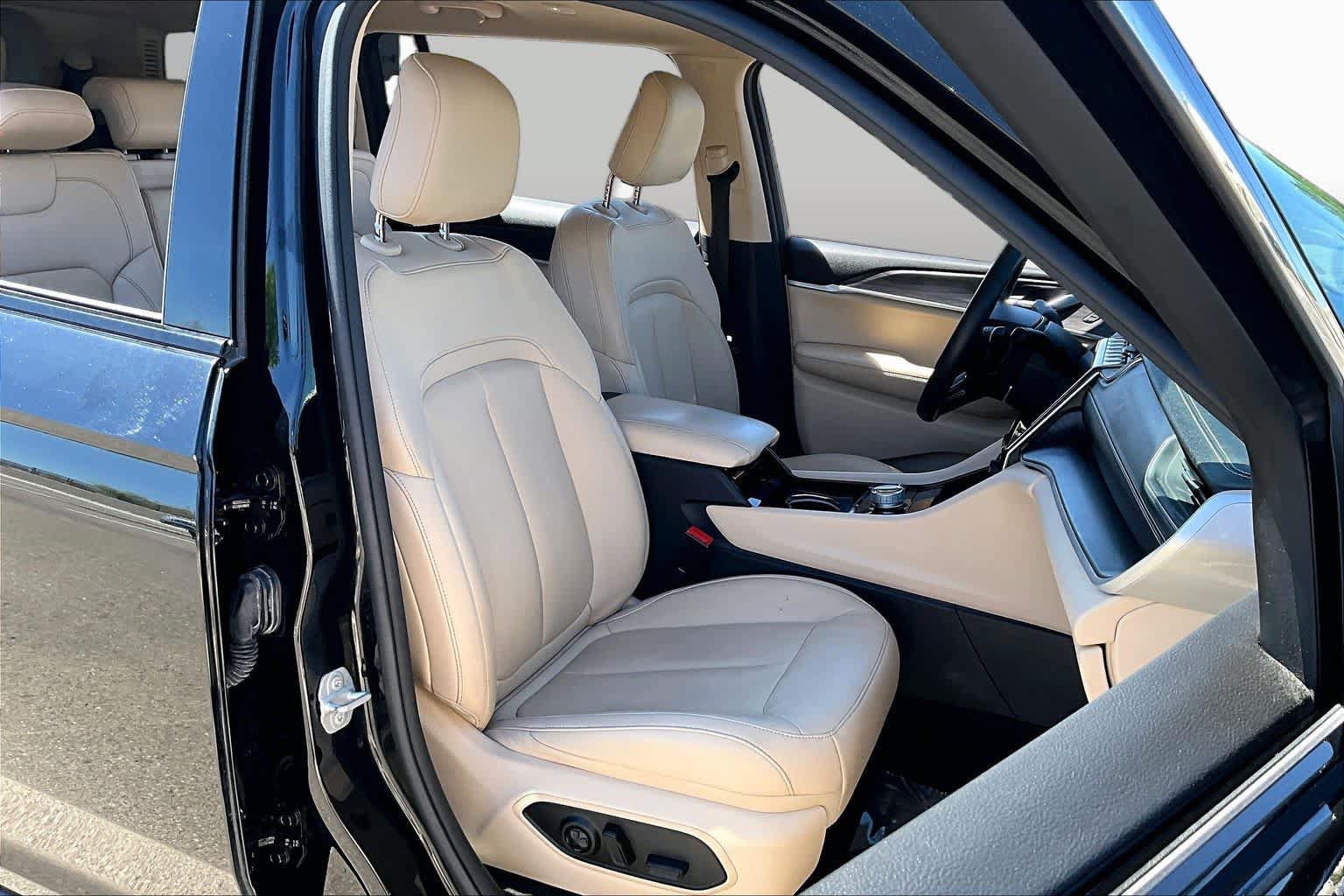 Used 2022 Jeep Grand Cherokee L Limited AWD/4WD image 9