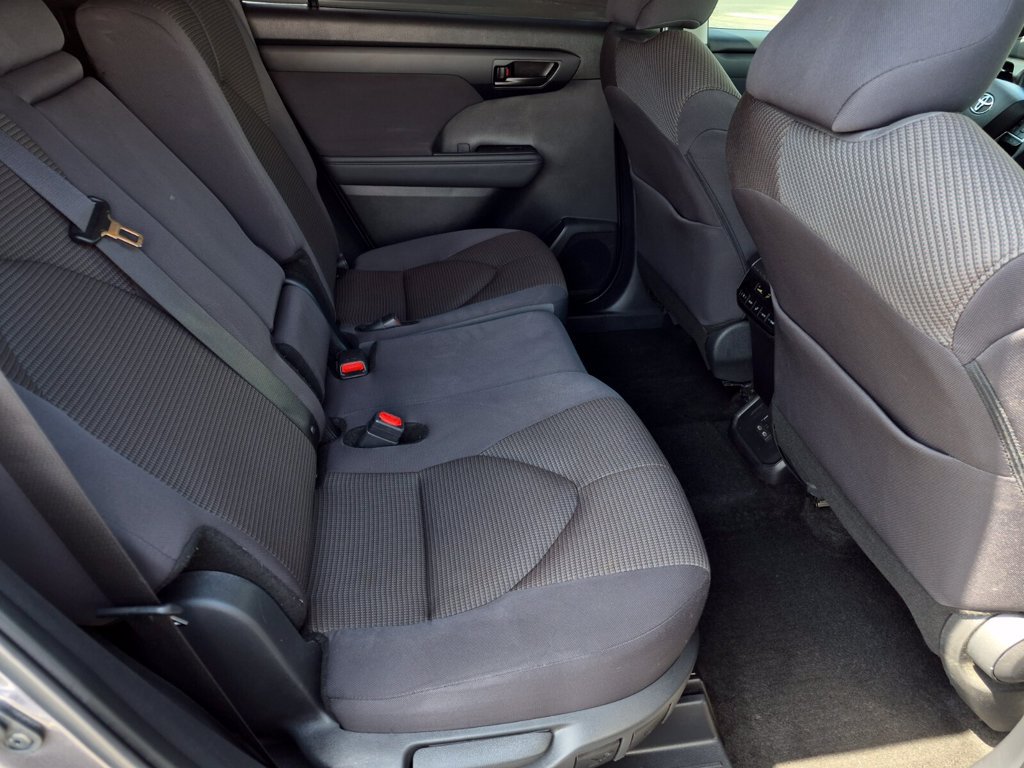 Used 2025 Toyota Highlander LE FWD image 14