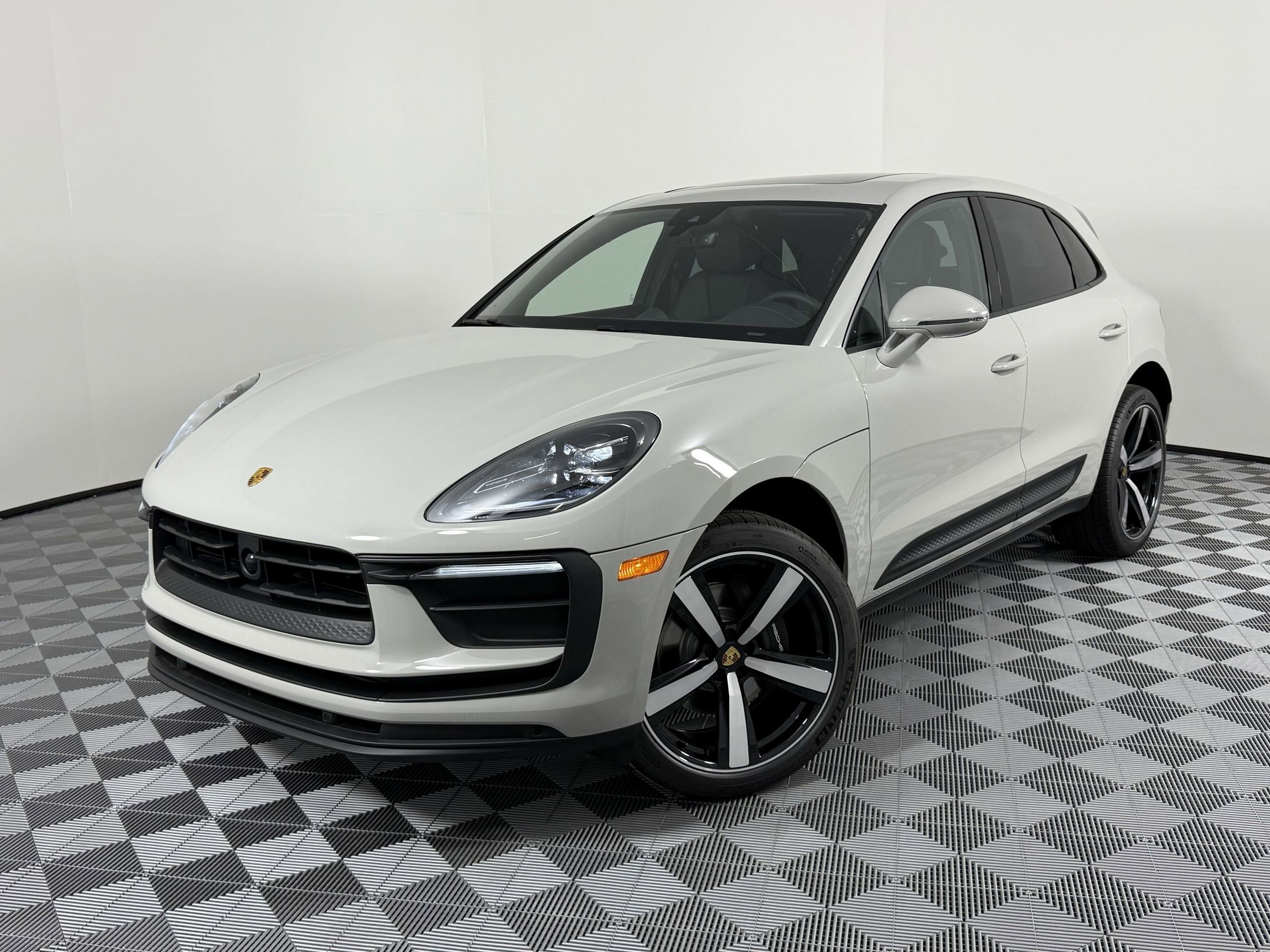 New 2025 Porsche Macan image 1