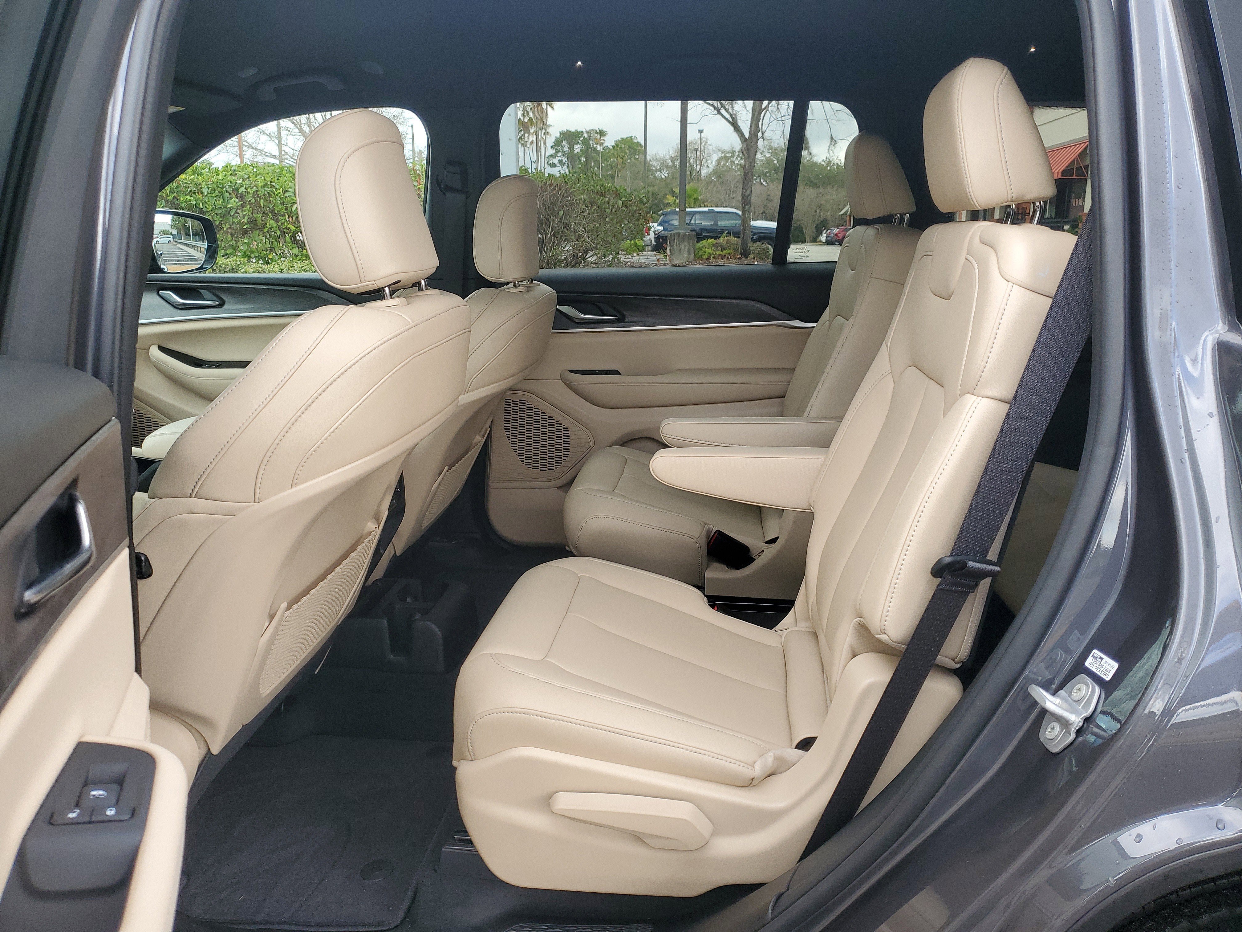 Used 2025 Jeep Grand Cherokee L Limited image 9