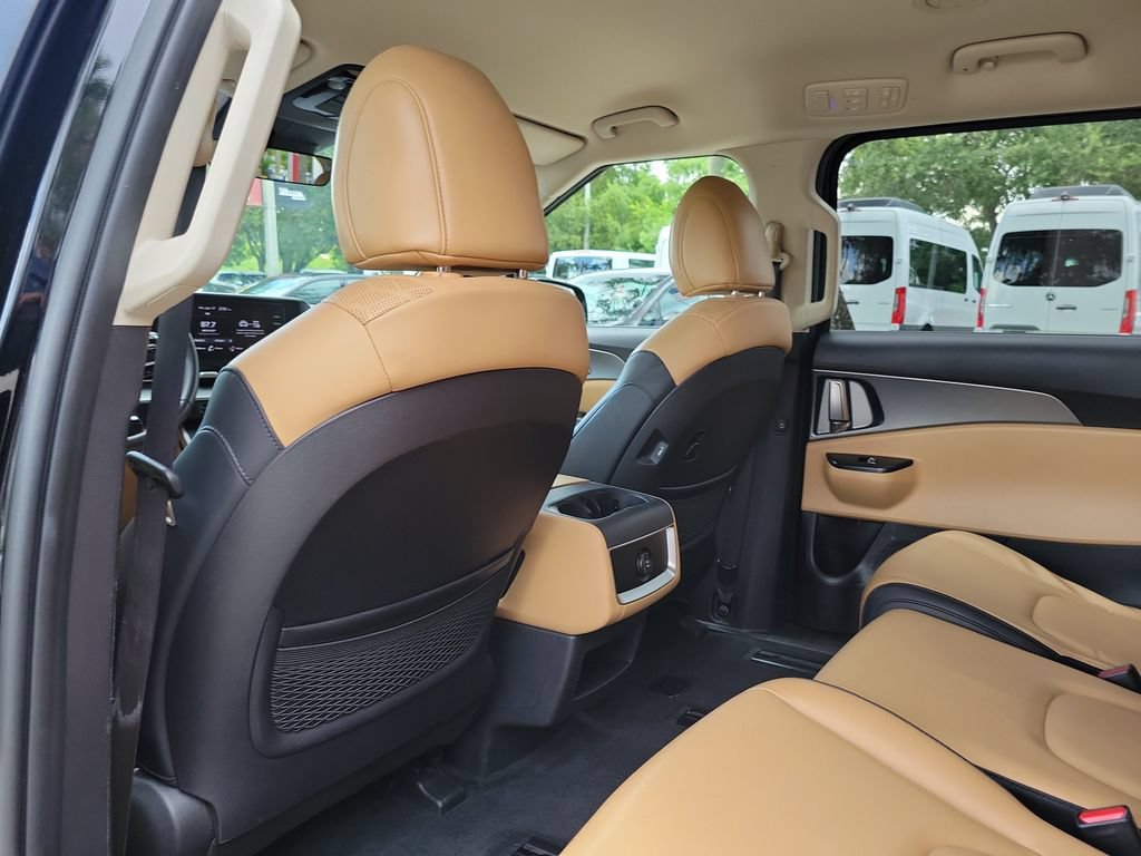 Used 2024 Kia Carnival LX FWD image 11
