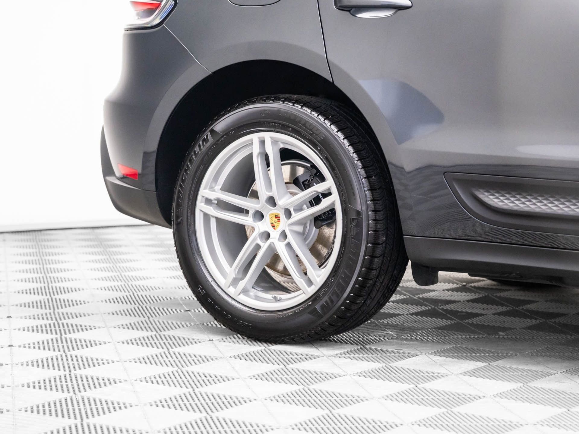 Certified 2025 Porsche Macan image 33