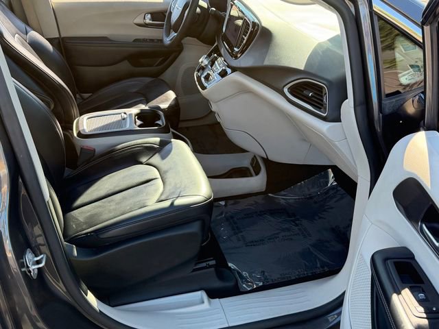 Used 2023 Chrysler Pacifica Touring-L image 25