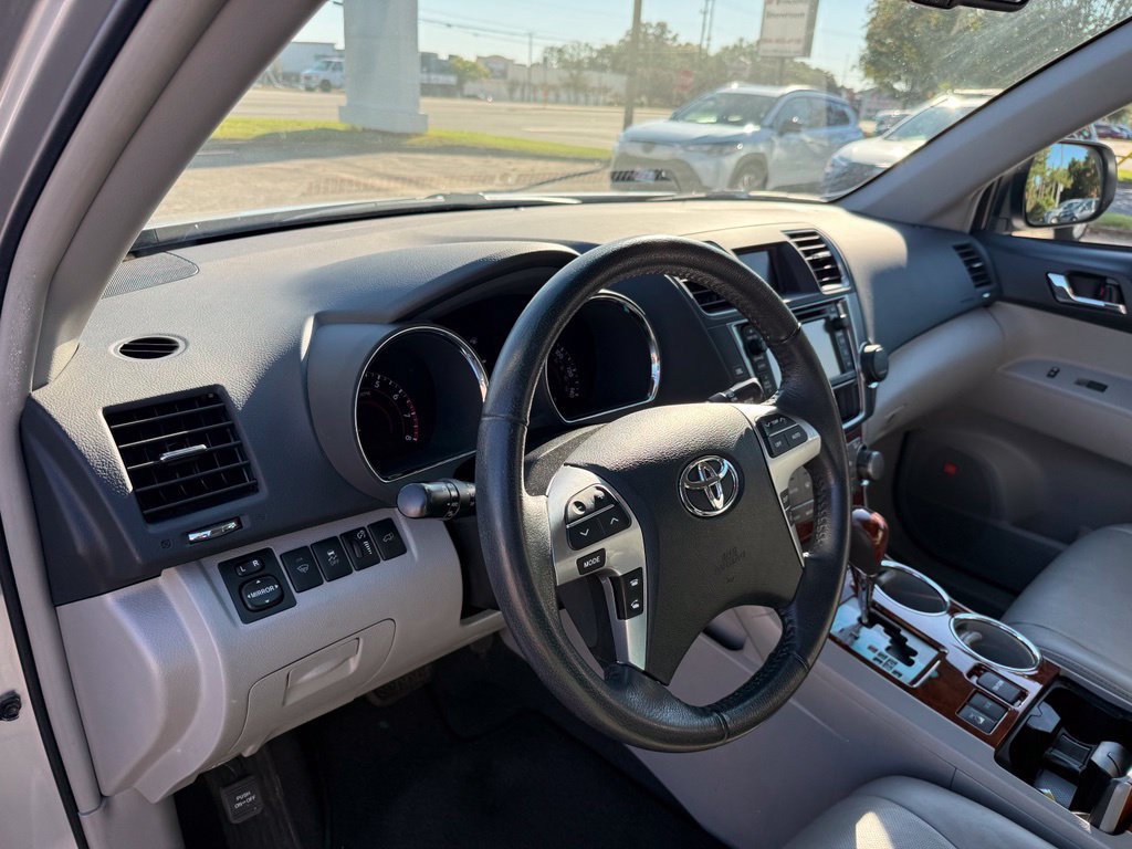 Used 2013 Toyota Highlander Limited AWD/4WD image 10