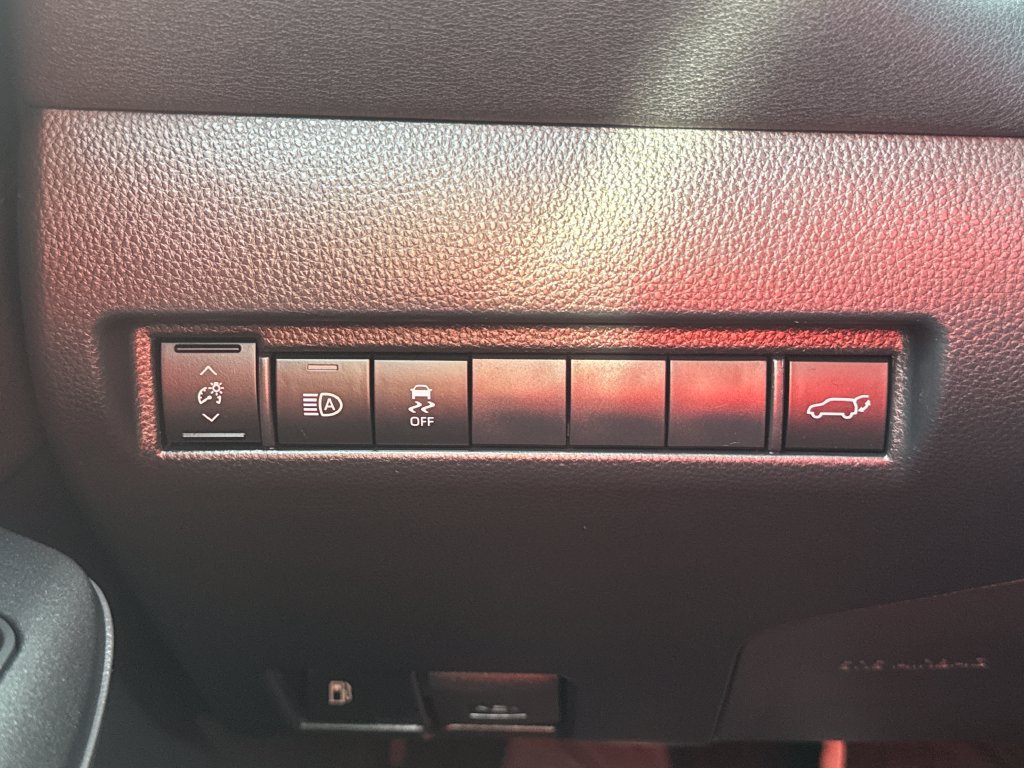 Used 2023 Toyota Venza LE AWD/4WD image 33