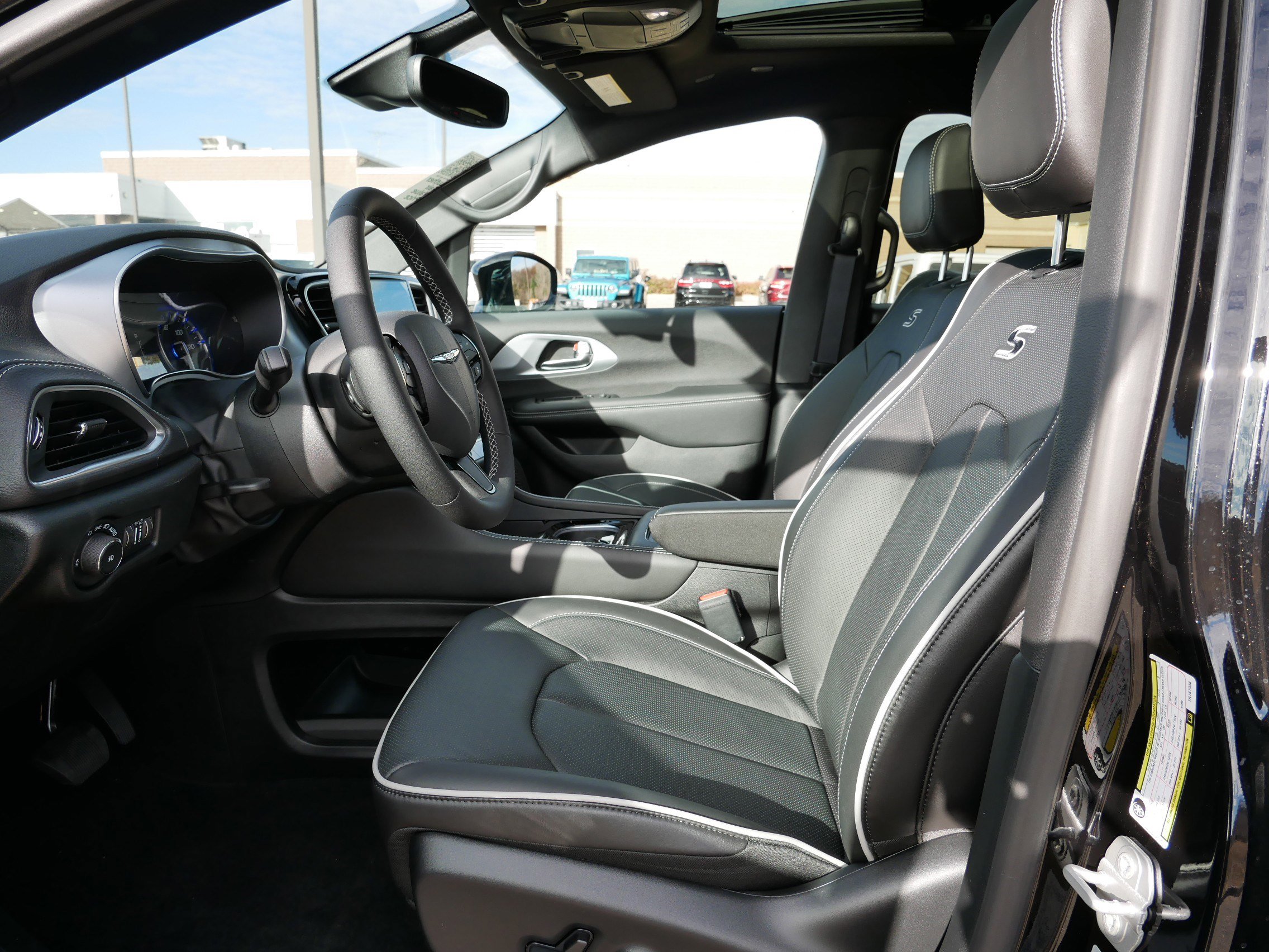 New 2026 Chrysler Pacifica Limited w/ S Appearance Package image 6