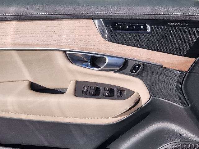 Certified 2025 Volvo XC90 T8 Plus w/ Protection Package Premier AWD/4WD image 10