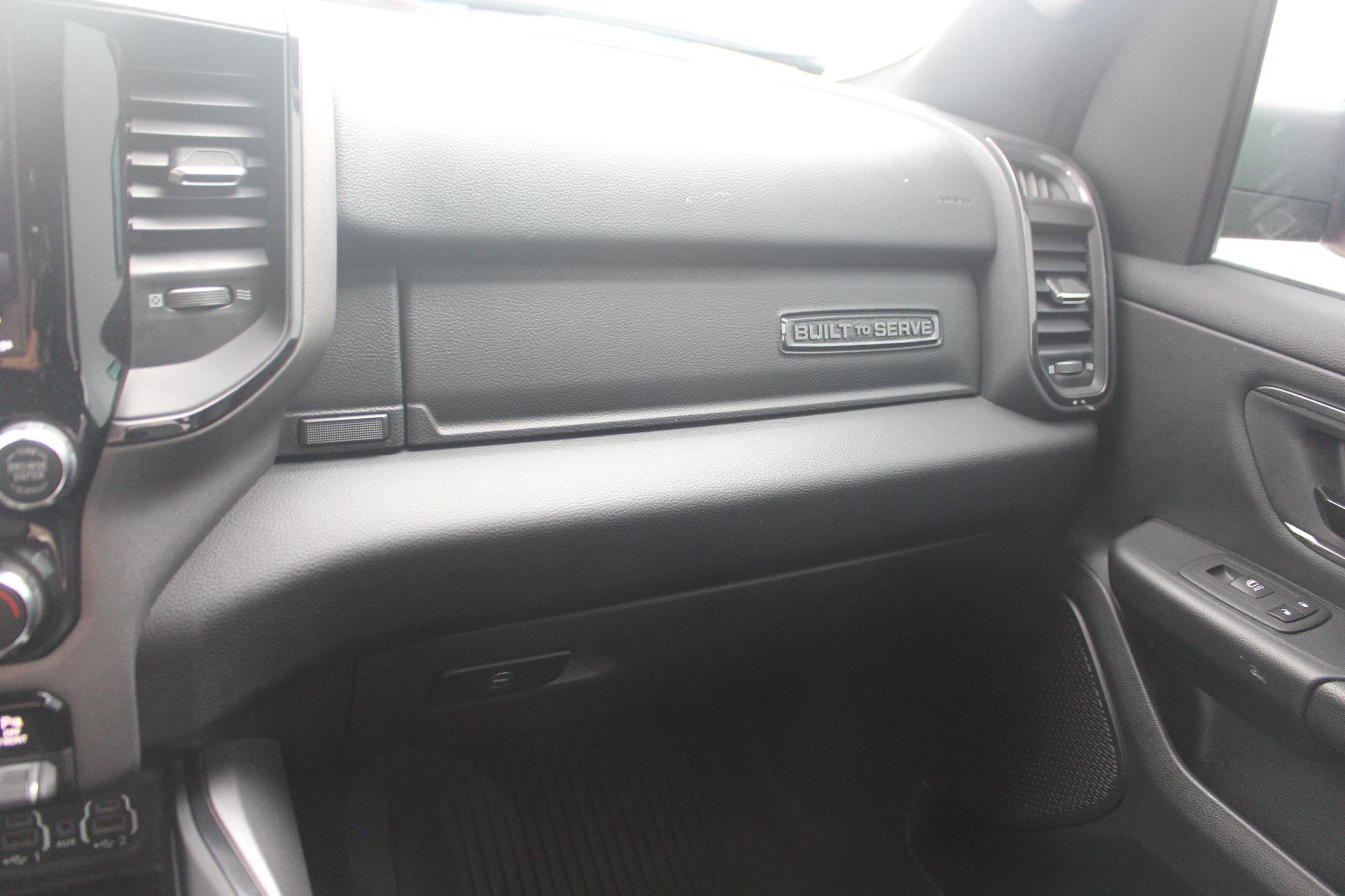Used 2021 RAM 1500 4x4 Crew Cab image 11