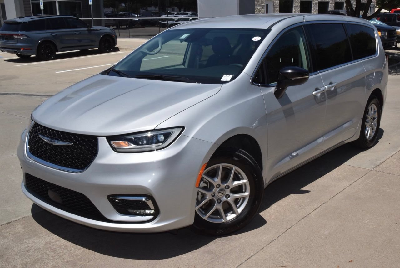 Used 2024 Chrysler Pacifica Touring-L FWD image 39