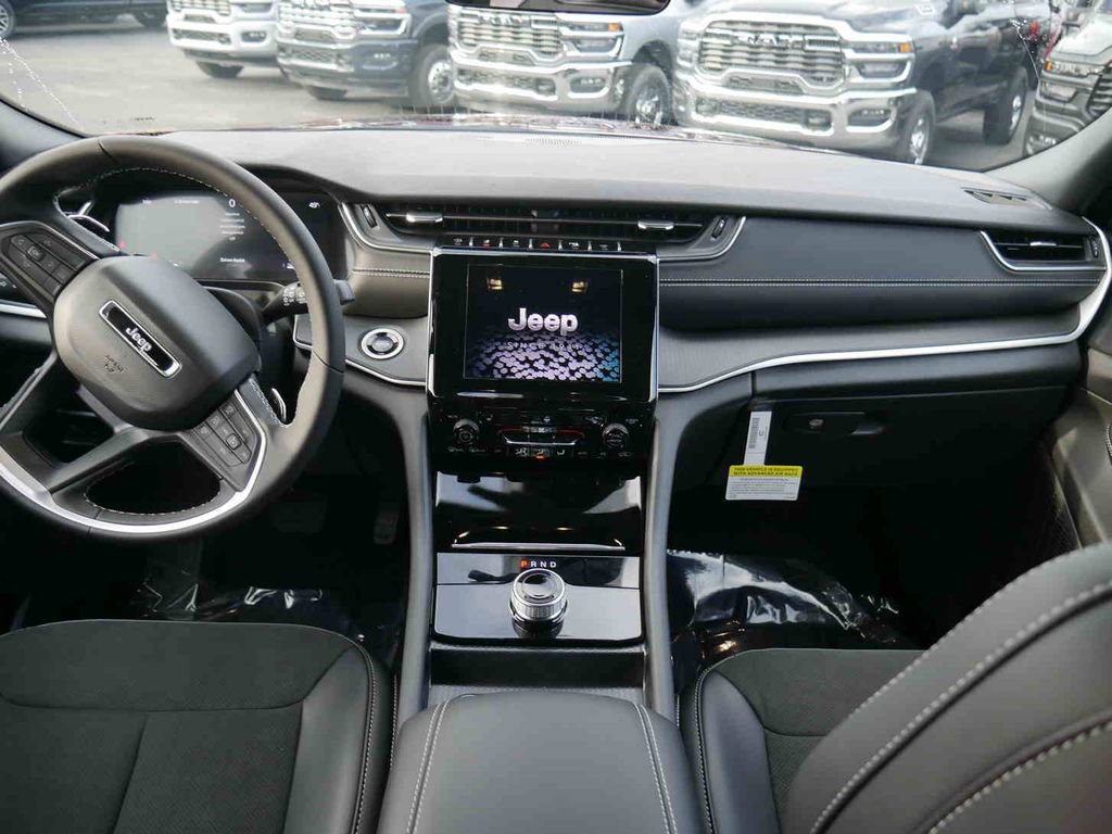 New 2025 Jeep Grand Cherokee Altitude image 4