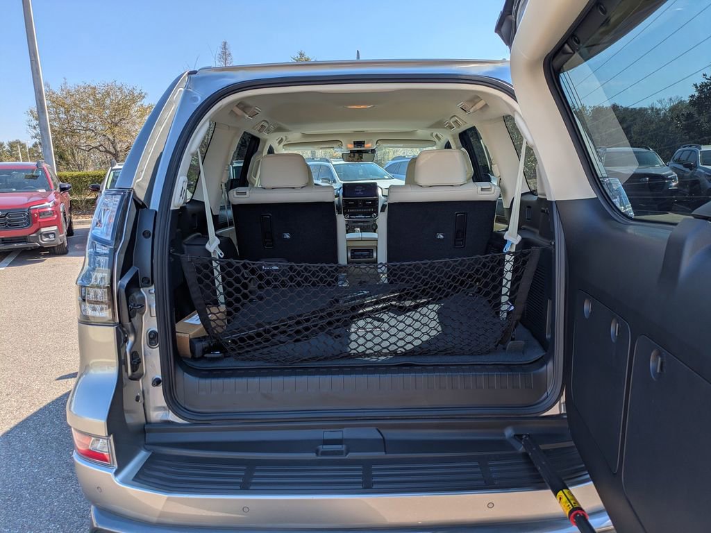 Used 2023 Lexus GX 460 Premium w/ Accessory Package image 12