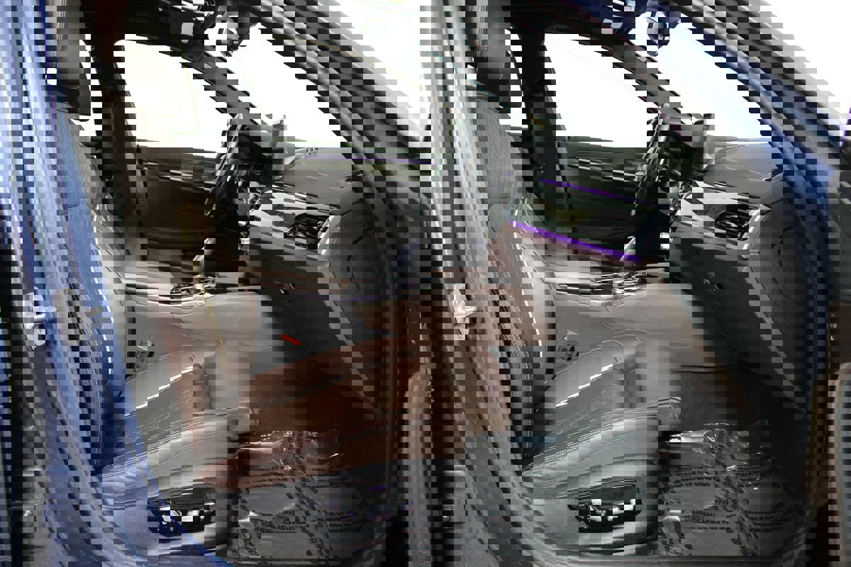 Used 2023 BMW 530e w/ M Sport Package image 24