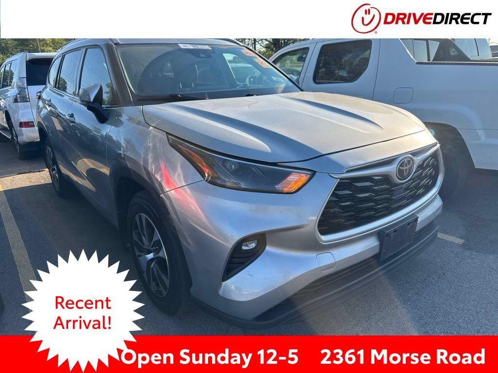 Used 2022 Toyota Highlander XLE AWD/4WD image 1